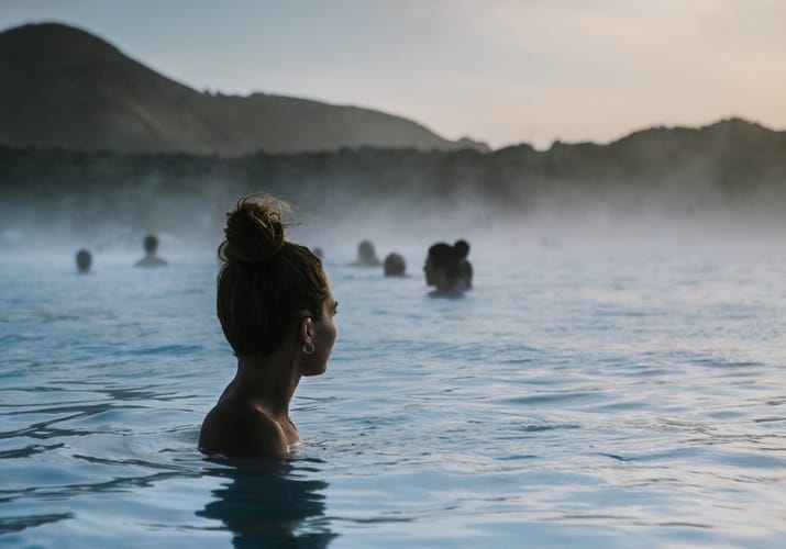 Island Sydisland Reykjavik Udflugt kvinde sv&oslash;mmer i den Bl&aring; Lagune