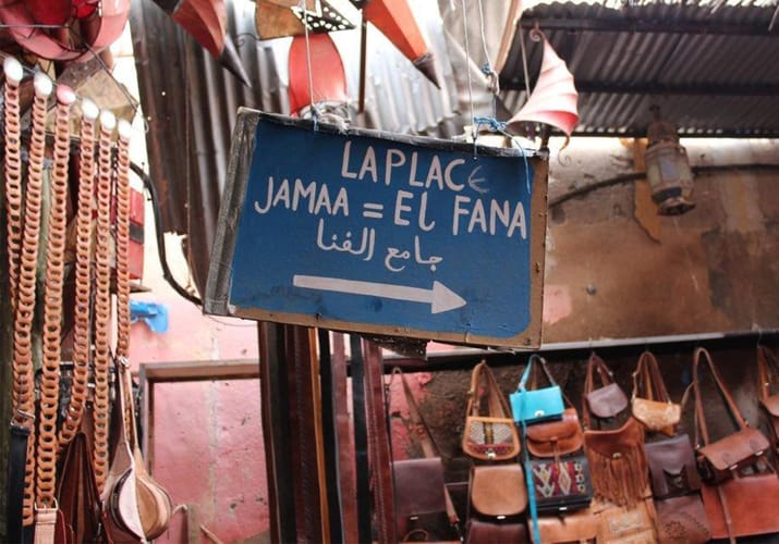 Marokko Marrakech Djernaelfna skilt p&aring; arabisk