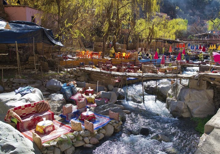 Marokko ourika valley udendoers restaurant fyldt med farver scaled