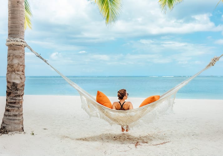 mauritius kvinde sidder haengekoeje strand scaled på