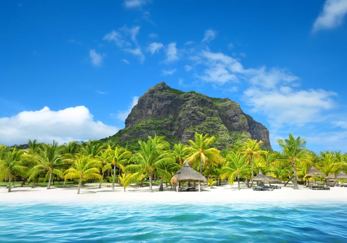 mauritius morne strand med smaa solsenge scaled