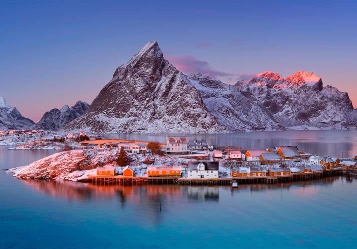 Norge landsbyen reine set fra kysten scaled