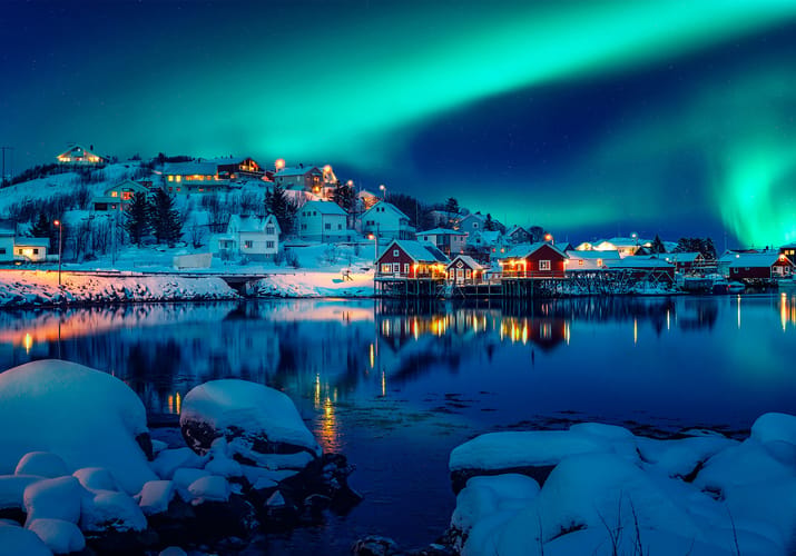 Nordlys over &oslash;erne Reinefjord ved Lofoten