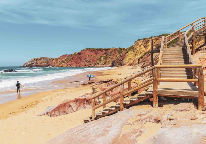 Strand ved Algarve med surfere