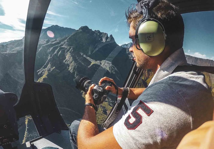 Reunion Mand Paa Helikoptertur Sidder Med Kamera