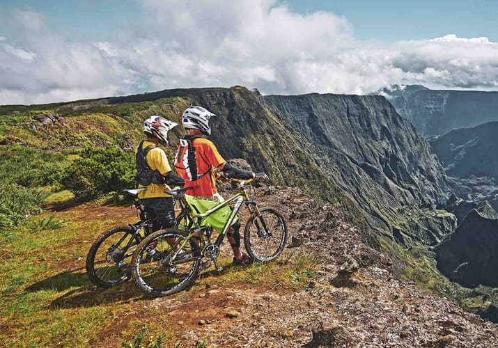 Par Paa Mountainbike Kigger Ned I Dalen Fra Maido Piton Reunion