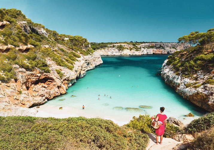 kvinde kigger ud over bugten på mallorca