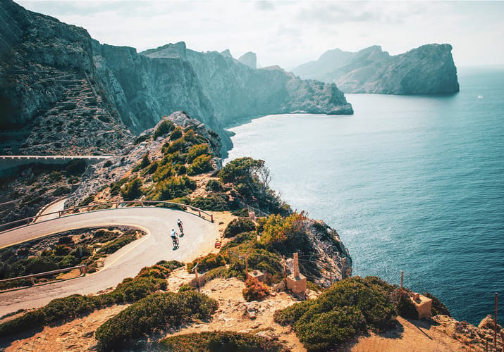 Spanien mallorca cap formentor cykelister bjergrigt landskab