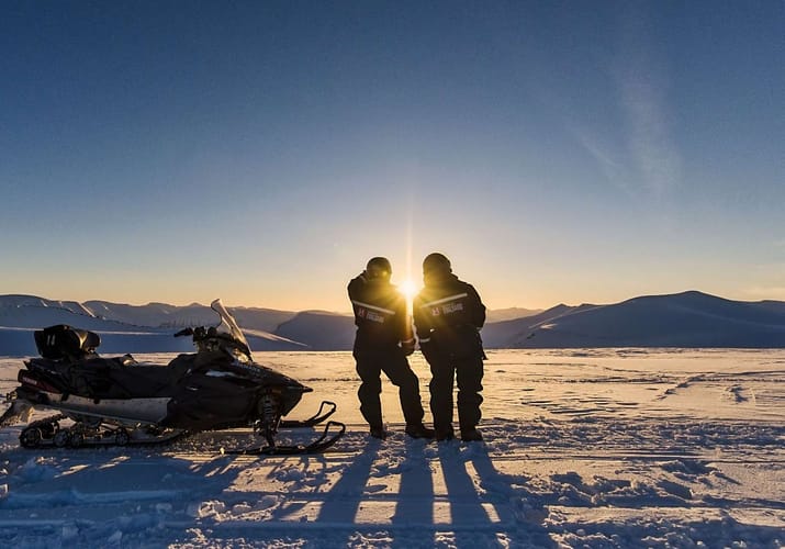 Svalbard barentsburg snescooter maend