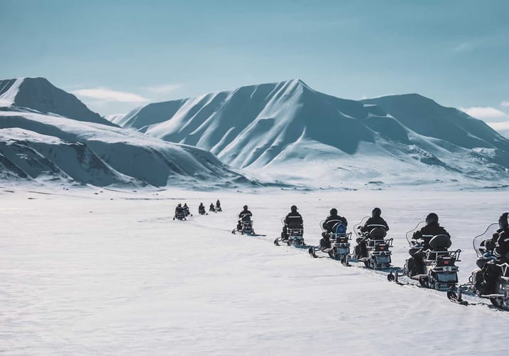 Svalbard longyearbyen gruppe snescootere raekke p&aring; k&oslash;rer p&aring;