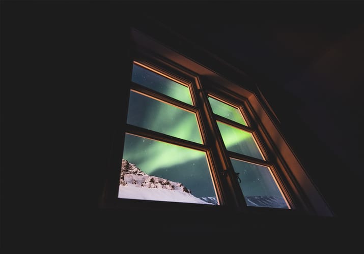 Svalbard longyearbyen aurora borealis set vindue nordlys gennem