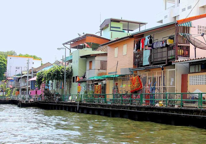 Thonburi klongerne Kanalhuse langs floden i bangkok
