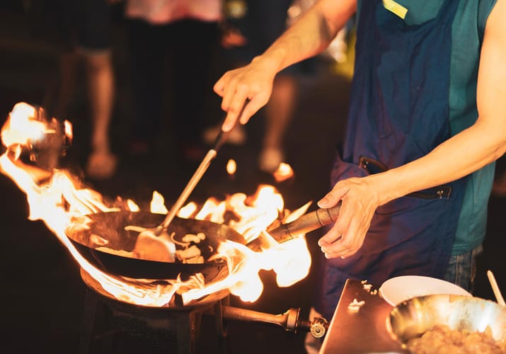 streetfood over &aring;ben ild i thailand