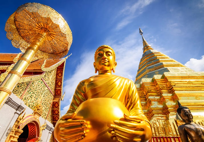 gylden buddha statue ved Warorot Market i Chiang Mai i thailand