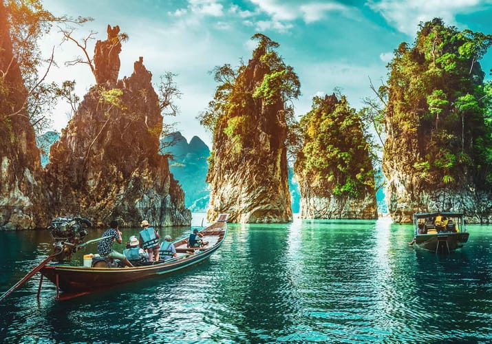 p&aring; b&aring;dtur cheow lan s&oslash;en i khao sok nationalpark khao lak thailand