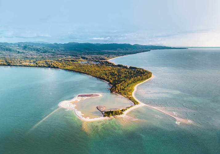 udsigt over pak weep stranden coconut beach khao lak thailand