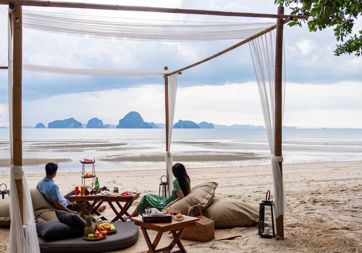 romantisk picnic p&aring; stranden tubkaak resort krabi thailand