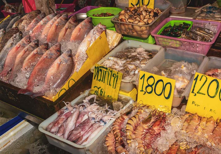 fisk til salg p&aring; markedet i phuket