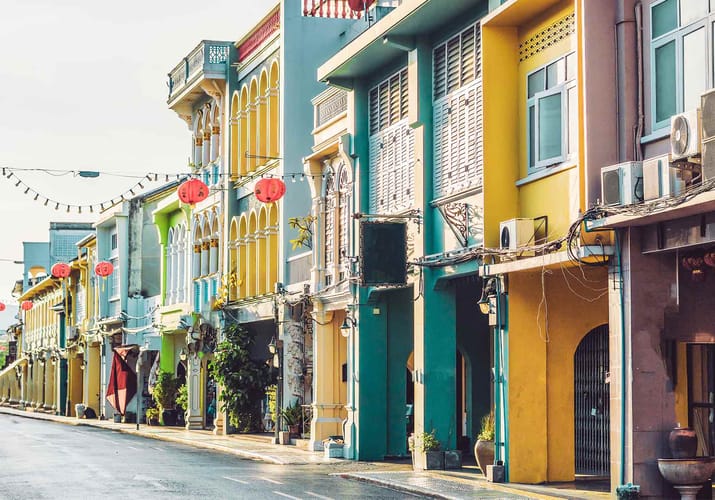 farverige huse i portugisisk byggestil i gade i den gamle bydel i phuket thailand