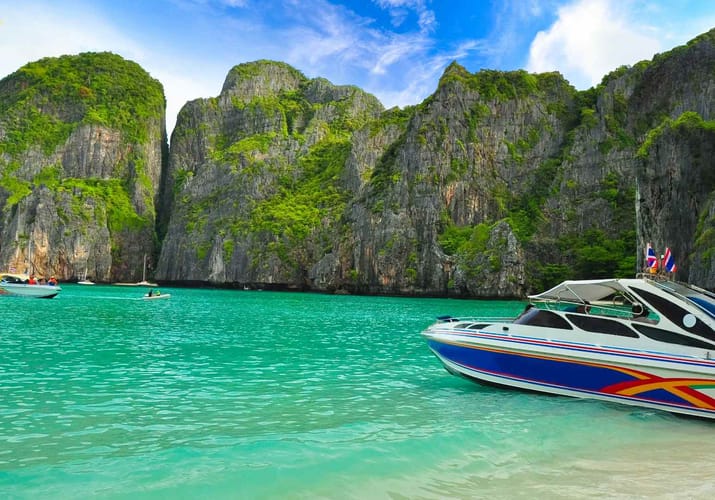 speedbåd ved stranden ved phi phi Thailand