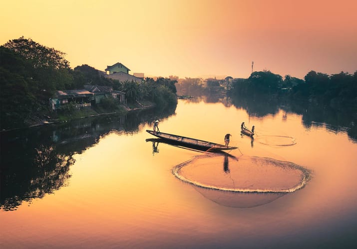 solnedgang over flod i vietnam