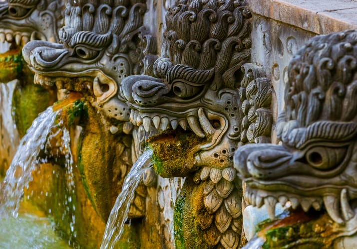 balinesiske figurer på tempel