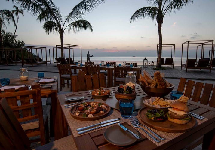 Rejser til Maldiverne, The Residence Maldives at Dhigurah, Bord med udvalgte retter p&aring; Cafe Del Sol