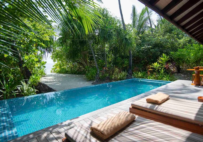 Rejser til Maldiverne, The Residence Maldives at Dhigurah, Pool og terrasse i deluxe beach pool villa