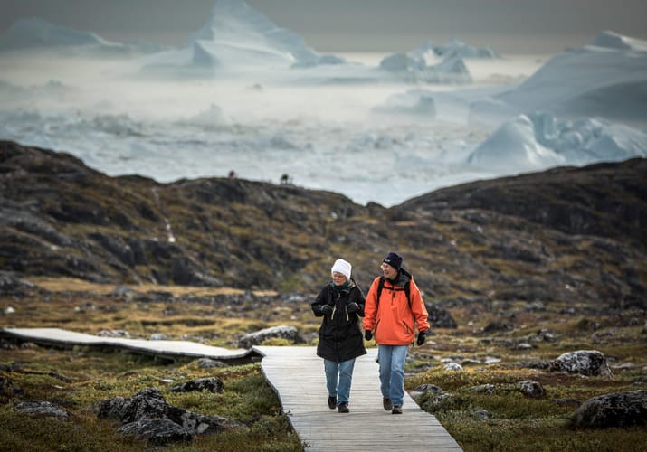 Gr&oslash;nland Ilulissat To Kvinder P&aring; Vandrestien Til Sermermiut Copyright Visit Greenland
