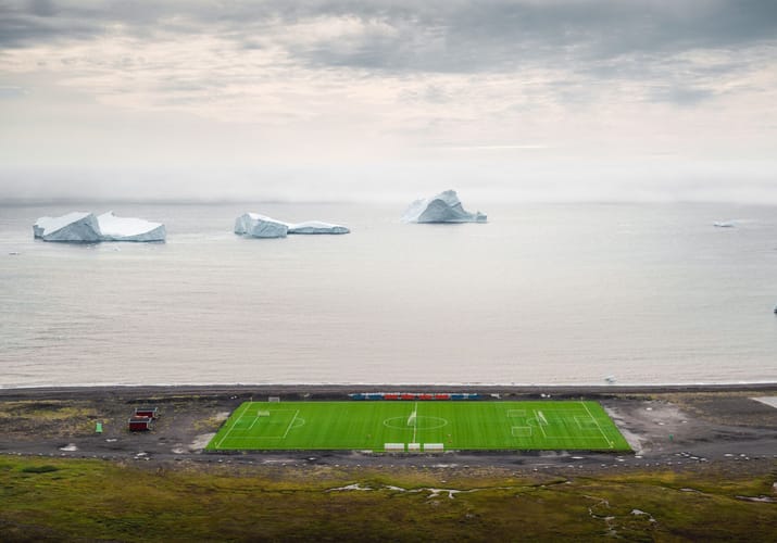 Gr&oslash;nland qeqertarsuaq fodboldbane foto alex stead greenland scaled