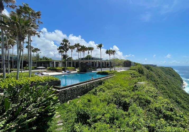 Indonesien Bali uluwatu alila uluwatu pool view from cabana bar scaled