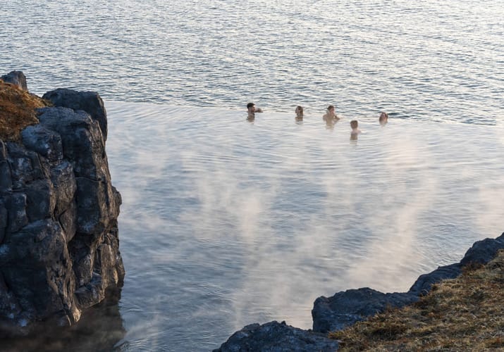 Island, Sky Lagoon, venner i geotermisk pool. Kredit Sky Lagoon & Pursuite