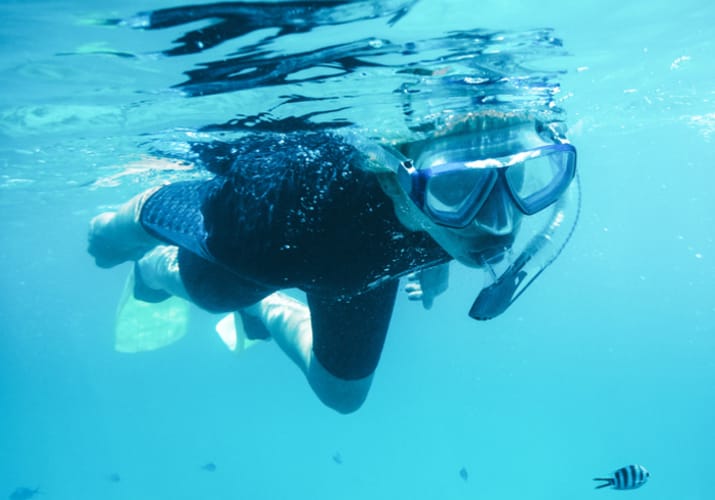 kvinde der snorkler under vand