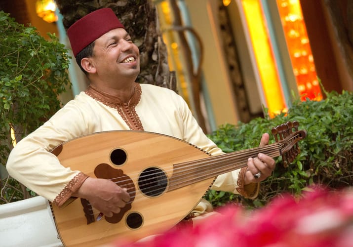 Marokko Marrakech Les Jardin Dela Medina Musik, mand spiller p&aring; oud