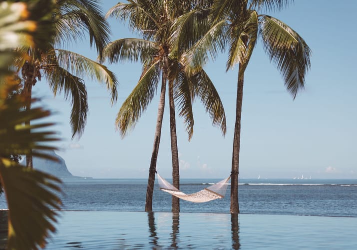 mauritius maradiva villas haengekoeje ved havet scaled