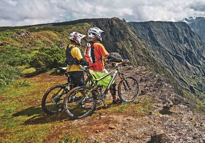2 cyklister der betragter udsigten