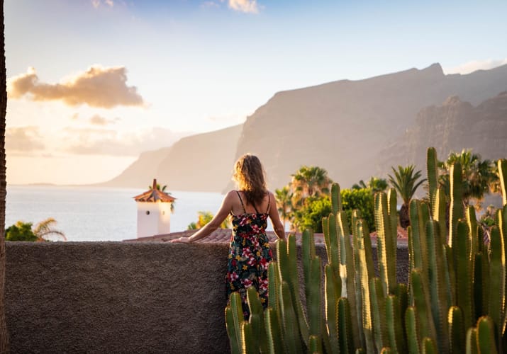 Spanien kanariske oeer Tenerife dame kigger vandet scaled p&aring;