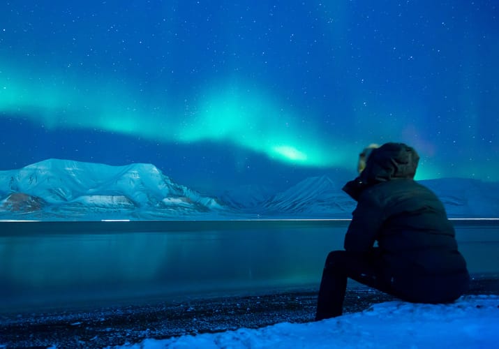person kigger på nordlys svalbard