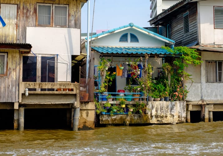 sejltur på Chao Phraya-floden bangkok i thailand