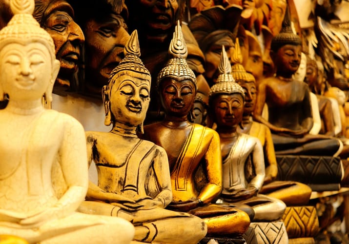 små gyldne buddha stauter i butik i koh samui thailand