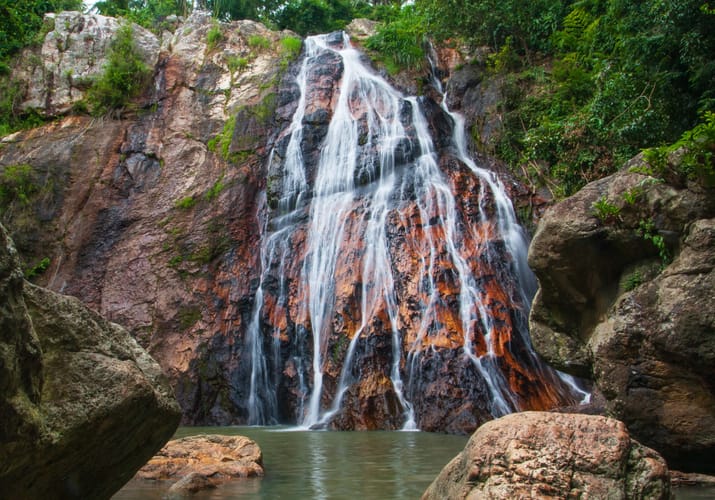 vandfald på øen koh samui i thailand