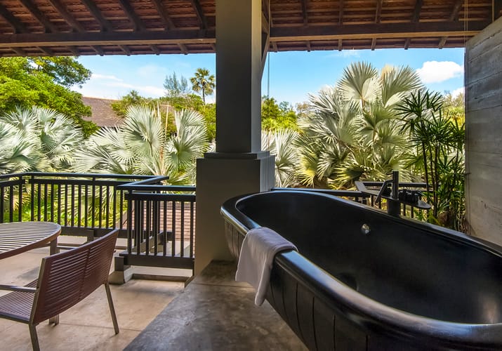 udendørst badekar i pearl bed suite på the slate phuket thailand
