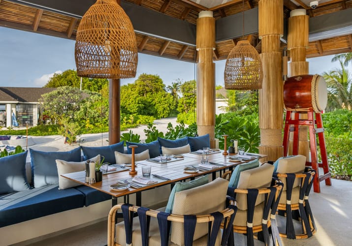maldiverne avani plus fares charcoal restaurant