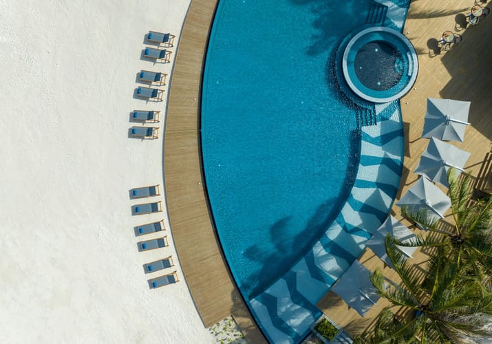 maldiverne avani plus main pool western beach