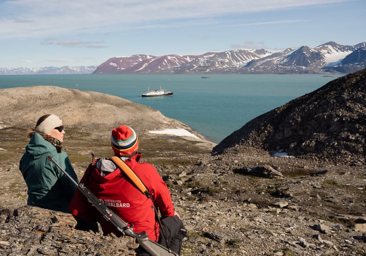 Norge svalbard mini nordstjernen couple photo schib scaled sejltur