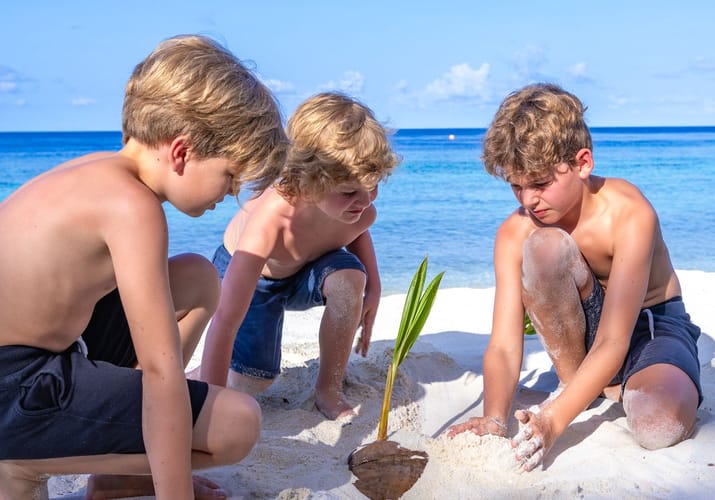 maldivern avani fares kids kids beach activity