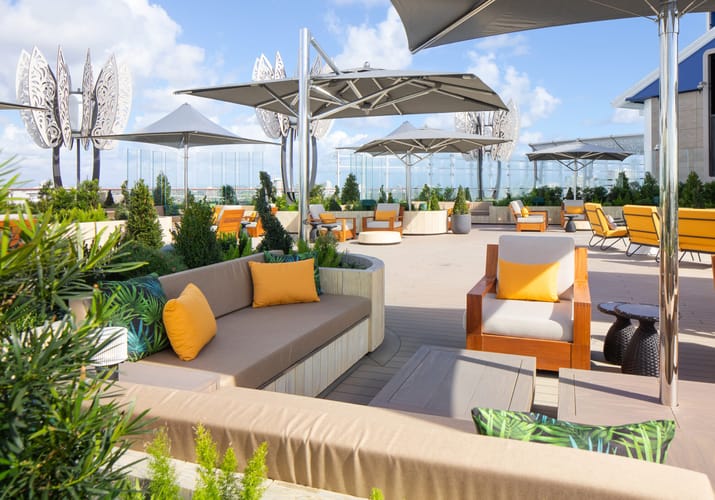 Udend&oslash;rs loungeomr&aring;de &ldquo;Rooftop Garden&rdquo; ombord p&aring; Celebrity Cruises&rsquo; krydstogtskib