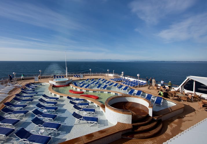 Luksus poolomr&aring;de p&aring; Holland America Line krydstogtskib med panoramaudsigt over havet