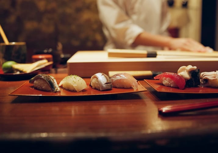 Autentisk sushi serveret p&aring; tr&aelig;br&aelig;t hos japansk sushimester - traditionel japansk madkultur