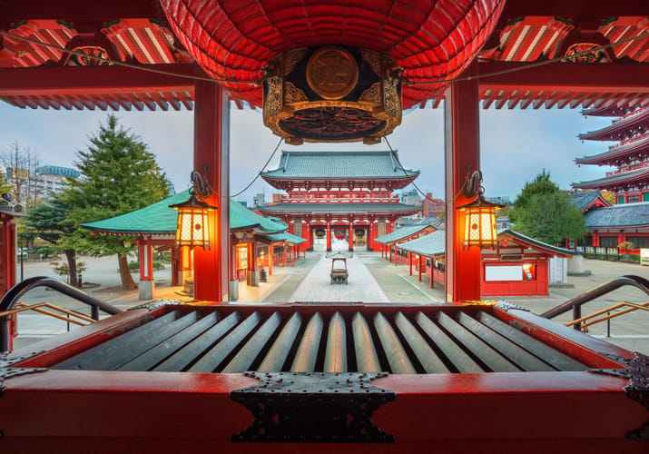 Sensoji-templet i Asakusa Tokyo med traditionel r&oslash;d pagode-arkitektur og japanske lanterner